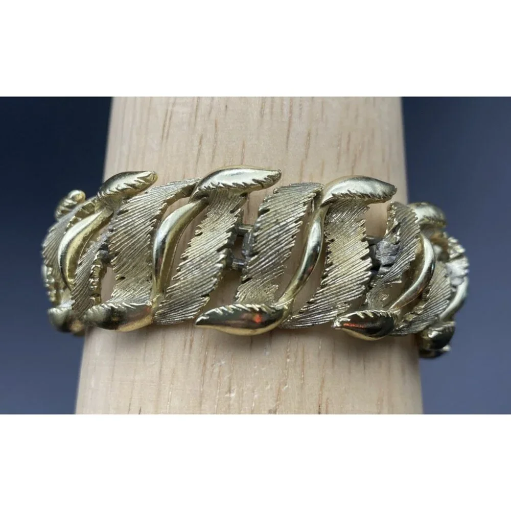 Vintage Lisner Gold Tone Leaf Link Bracelet 7x.75